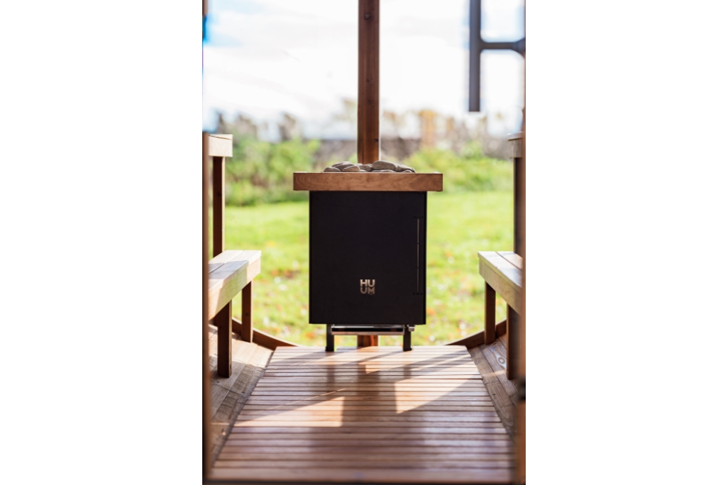 HUUM CORE Wall Combi 9 (9kW) fekete szaunakályha gőzfunkcióval